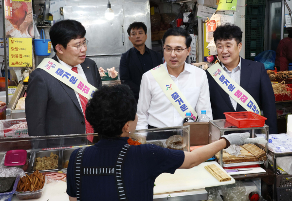 장보기행사에 참석해 직접 장을 보고 있는 박희조 동구청장 모습