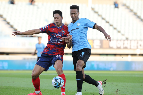 천안과 김천의 K리그2 34라운드 경기 모습/한국프로축구연맹 제공