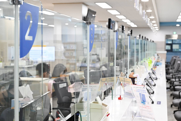 종합민원실 민원창구에 설치된 안전유리막 모습