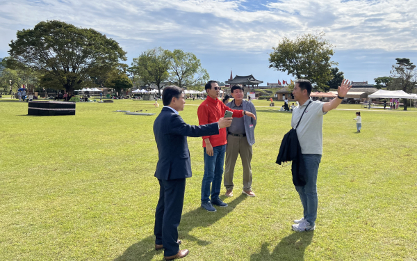 이완섭 서산시장이 지난 3일 해미읍성에서 축제 준비 현장을 점검했다