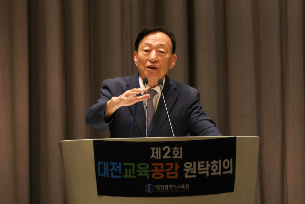 제2회 대전교육공감원탁회의에서 인사말하는 설동호 교육감