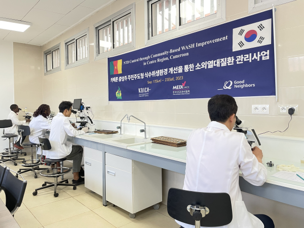 현지 사업수행기관과 파견단이 합동 유병률 조사(기생충 검경)