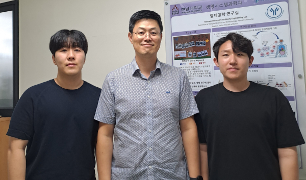 (왼쪽부터) 송하승 학생, 한경호교수, 이수근 학생