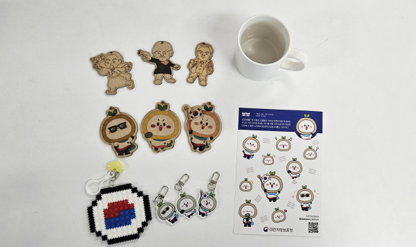체험부스에서 만들 수 있는 여러 가지 굿즈(팬시우드, 머그컵, 디폼블럭)와 이벤트 기념품(키링, 스티커 등)