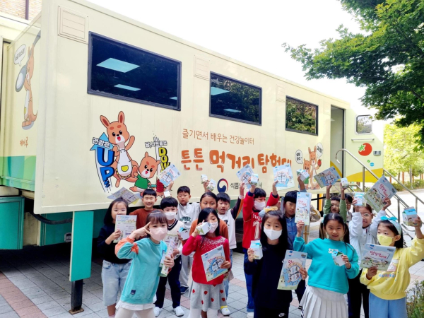 가락초 학생들이 튼튼먹거리 탐험대 식생활 프로그램에 참여하고 있다.