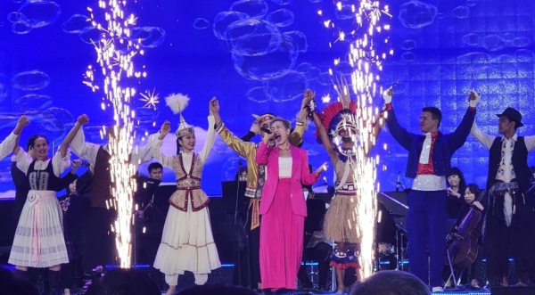 축하공연을 하는 가수 서문탁/사진=박동혁 기자