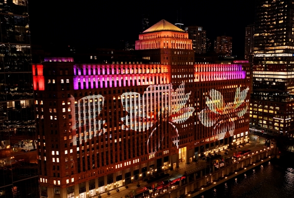 KAIST 강이연 교수의 '온리 인 더 다크' 중 생성형 인공지능으로 제작한 영상이 투사되고 있다