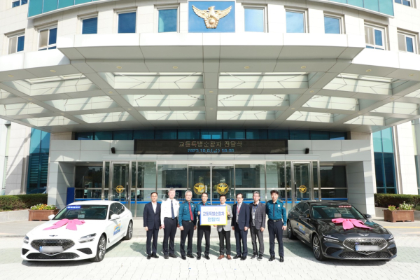 충남자치경찰위원회는 교통 특별순찰차 2대를 충남경찰청에 전달했다