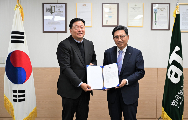 아마존웹서비스(AWS) 저탄소 식생활 참여의향서 전달식 * 한국농수산식품유통공사 김춘진 사장(우측), 아마존웹서비스코리아(AWS) 강상백 공공부문 총괄(좌측)