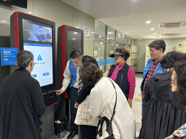 6일 실버서퍼 교육에 참석한 보람수영장 회원들이 현장에 있는 수영장 무인기기를 통해 키오스크 활용법을 배우고 있는 모습이다.