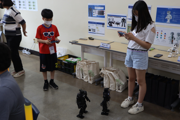 선문대 SW가치확산센터에서 주관하는 교육에서 초등학생들이 로봇을 조종하고 있다/선문대 제공