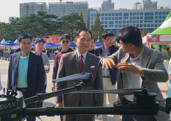 드론에 대해 설명을 듣고 있는 박상돈 시장/사진=박동혁 기자