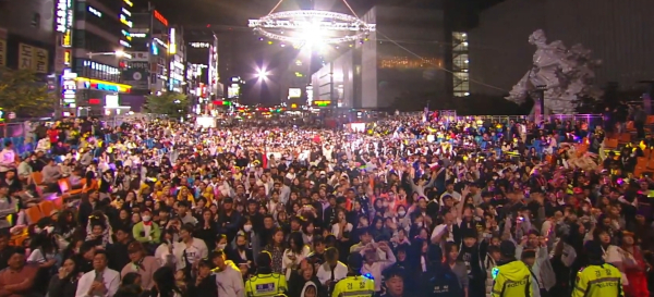 모두 하나 되어 축제를 즐기는 퍼레이드 참가팀과 관람객들/사진=박동혁 기자