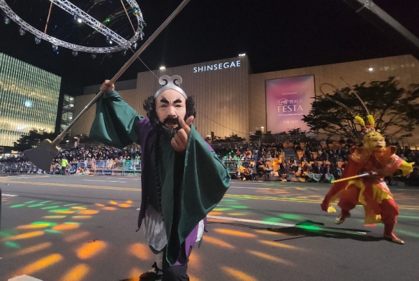 거리댄스 퍼레이드 공연 장면/사진=박동혁 기자