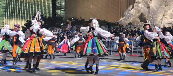 거리댄스 퍼레이드 공연 장면/사진=박동혁 기자