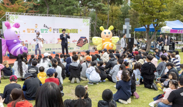 최충규 대덕구청장이 지난 7일 금강로하스산호빛공원에서 열린 ‘2023 어린이 팝업놀이터’개회식에서 인사말을 전하고 있다.
