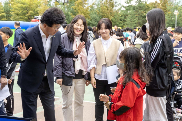 최충규 대덕구청장이 지난 7일 금강로하스산호빛공원에서 열린 ‘2023 어린이 팝업놀이터’에 방문한 어린이와 대화를 나누고 있다.