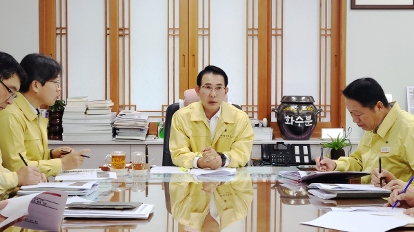 10일 오전 8시 서산시청 시장실에서 이완섭 서산시장이 읍내동 폭발 사고와 관련해 신속한 피해복구와 피해 대책 마련을 주문했다