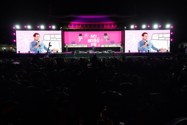 이완섭 서산시장이 지난 8일 야간공연에 앞서 관람객들을 대상으로 환영의 인사를 전하는 모습