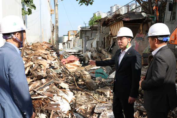 박희조 동구청장이 10일 삼성동 쪽방촌 철거 현장을 방문해 안전 점검을 하고 있다.