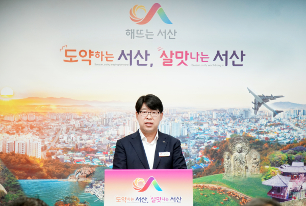 김갑식 농업기술센터소장이 브리핑을 열고 농기계 걱정 없는 농업기계 공유 플랫폼 확대 운영을 설명하는 모습