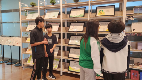 ‘詩-만나다. 반하다. 빛나다’시화전 개최 모습