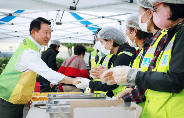 11일 둔산3동 보라아파트에서 열린 사랑의 밥차 행사 장면