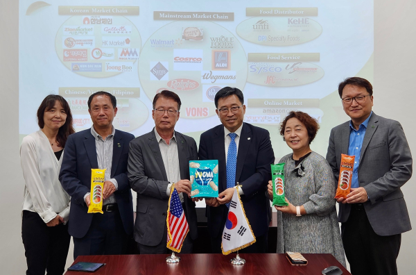 한국농수산식품유통공사-자연나라 MOU * 한국농수산식품유통공사 김춘진 사장(우측 3번째), 자연나라(Jayone Foods) 이승훈 대표(좌측 3번째)