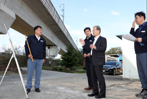 국가철도공단 김한영 이사장(오른쪽 두 번째)이 11일 익산시 관내 철도소음 발생 현황을 확인하고 있다.