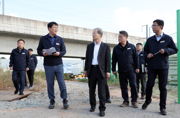 국가철도공단 김한영 이사장(오른쪽 네 번째)이 11일(수) 익산시 관내 철도소음 발생 현황을 확인하고 있다.