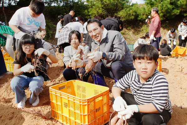 지난 11일 음암면 탑곡교회 일원에서 열린 학교급식 관계자 친환경농산물 영농체험 행사 모습