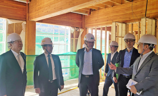 * 좌측 첫 번째 권영걸 국가건축정책위원회 위원장, 좌측 두 번째 남태헌 한국산림복지진흥원장