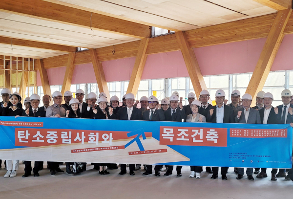 12일 산림복지종합교육센터(대전 서구 관저동 2025번지)에 방문한 권영걸(앞줄 가운데) 국가건축정책위원회 위원장, 남태헌(앞줄 가운데 우측 첫 번째) 한국산림복지진흥원장 등 관계자들이 기념촬영을 하고 있다.