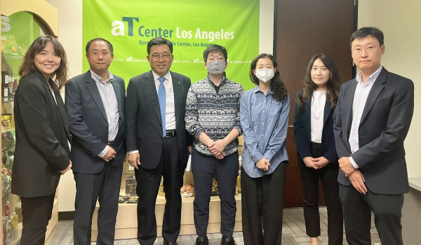 공사 로스앤젤레스지사 업무보고 사진 * 한국농수산식품유통공사 김춘진 사장(좌측3번째)