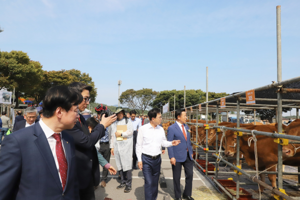 김태흠 충남도지사가 충남 좋은 가축 선발대회를 방문 모습