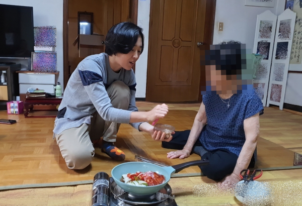 독거노인 요리 프로그램 진행 모습