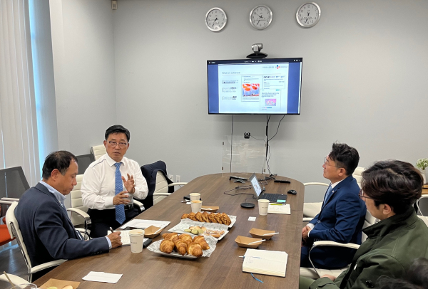 K-베이커리의 미국 시장 공략과 수출 확대 논의 * 한국농수산식품유통공사 김춘진 사장(좌측 2번째), CJ푸드빌 미국법인 안헌수 대표(좌측 3번째)