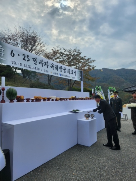 강만희 대전지방보훈청장이 분향을 하고 있다