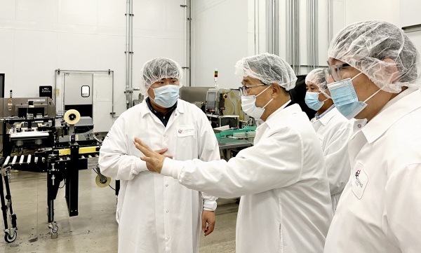 대상아메리카 김치공장 방문 현장 사진 * 한국농수산식품유통공사 김춘진 사장(좌측2번째)