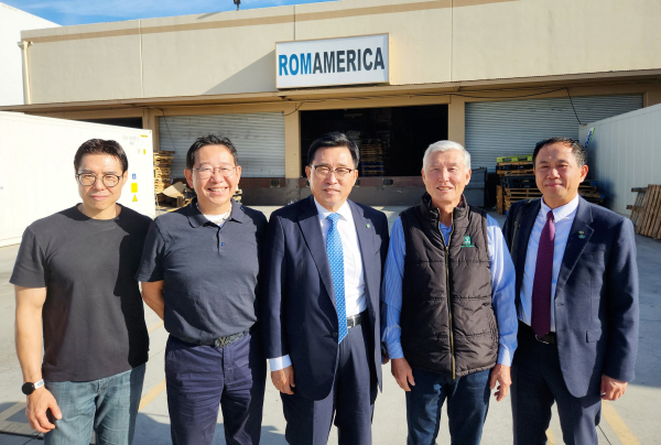 한국농수산식품유통공사 김춘진 사장(좌측3번째), 데이비드 김 롬아메리카 대표(우측2번째)
