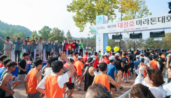 최충규 대덕구청장 및 관계자들이 제22회 대청호 마라톤대회에 참여한 참가자들에게 격려하고 있는 모습.