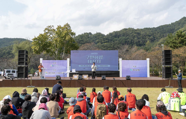 최충규 대덕구청장이 대청공원 동편광장에서 열린 2023년 구민화합대잔치에 참석해 인사말을 전하고 있다.