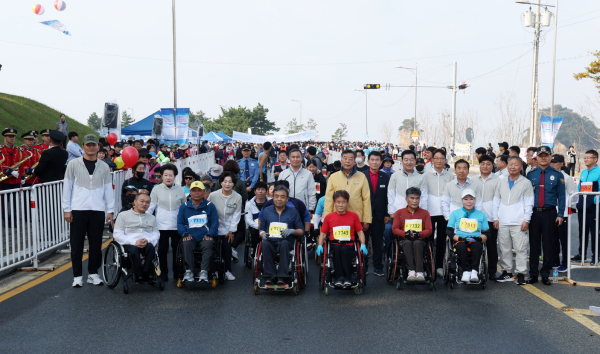 지난 14일 태안군 안면읍 꽃지해수욕장 일원에서 펼쳐진 전국어울림마라톤대회 모습.
