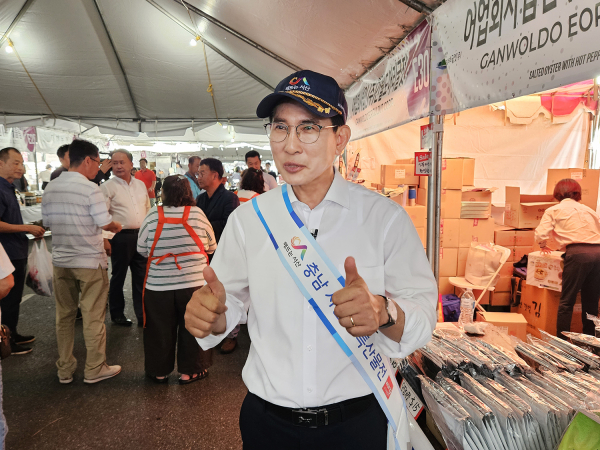 이완섭 서산시장이 LA한인축제장 판촉행사에서 서산 농특산물을 홍보하는 모습