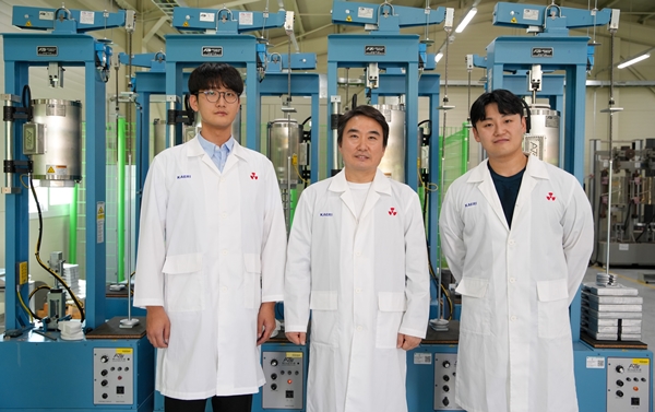 중성자흡수재 ‘코나스(KONAS)’를 개발한 한국원자력연구원 재료안전기술연구부 연구진. (왼쪽부터) 정승문 선임연구원, 천영범 책임연구원, 강지훈 선임연구기술원.