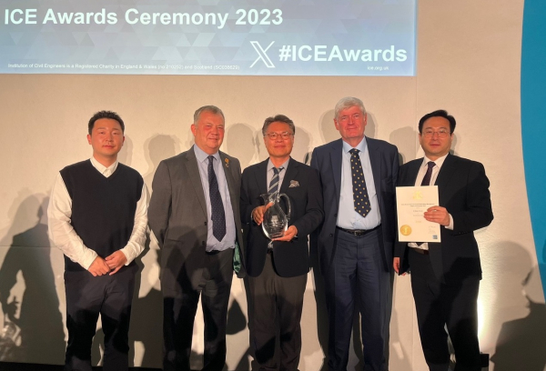 김현식 한국수자원공사 K-water 연구원장(사진의 가운데)을 포함하여 시상식에 참여한 관계자들이 기념사진을 촬영하고 있다.