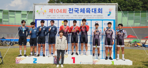 싸이클 금메달 수상 모습