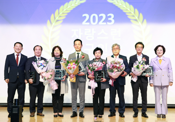 제34회 서구민의 날 기념식에서 유공자 표창 모습