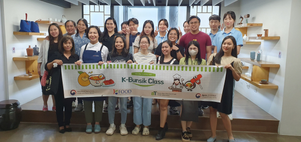 필리핀 ‘K-분식 쿠킹클래스’ 참가자 단체 사진