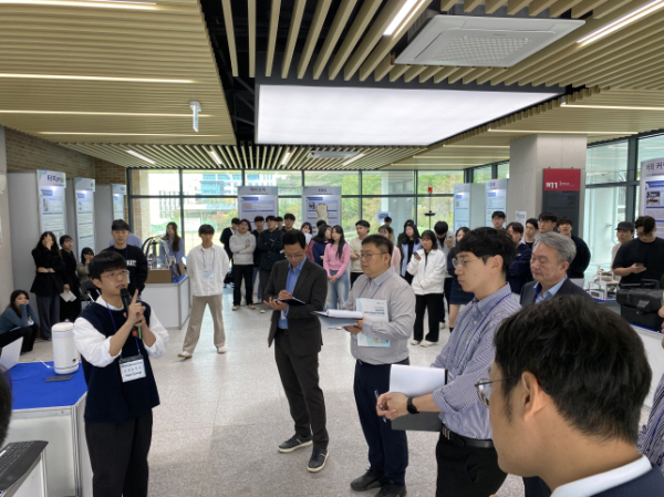 지난 13일 열린 2023학년도 한밭대학교 창의적 종합설계 경진대회에서 참여 학생이 심사위원들 앞에서 발표하고 있다.